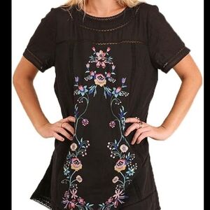 The design is versatile, comfortable, and lightweight, ideal for warm weather.